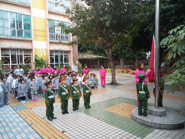 子供の幼稚園の朝の行事、国旗掲揚・国歌斉唱。Children’s kindergarten morning events, flag raising, national anthem singing.