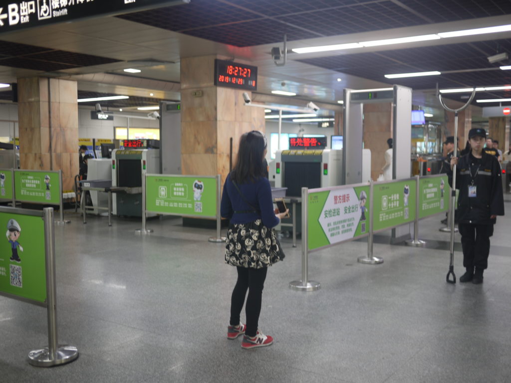 広州地下鉄で荷物検査する人達の数は何人？How many people check the luggage on Guangzhou METRO?