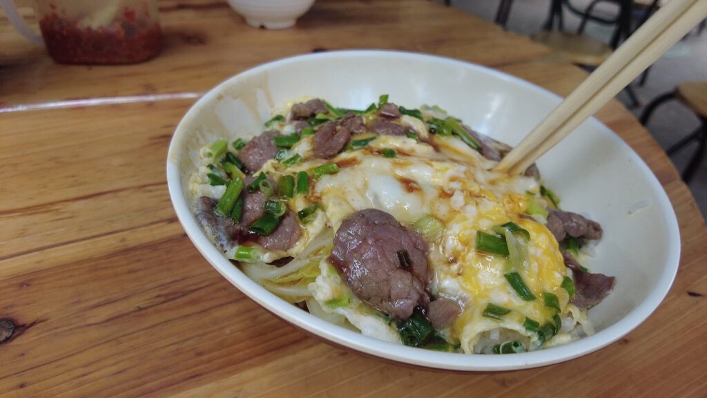 中国の牛肉玉子どんぶりは美味しい。滑蛋牛肉饭。Chinese beef egg bowl is delicious.